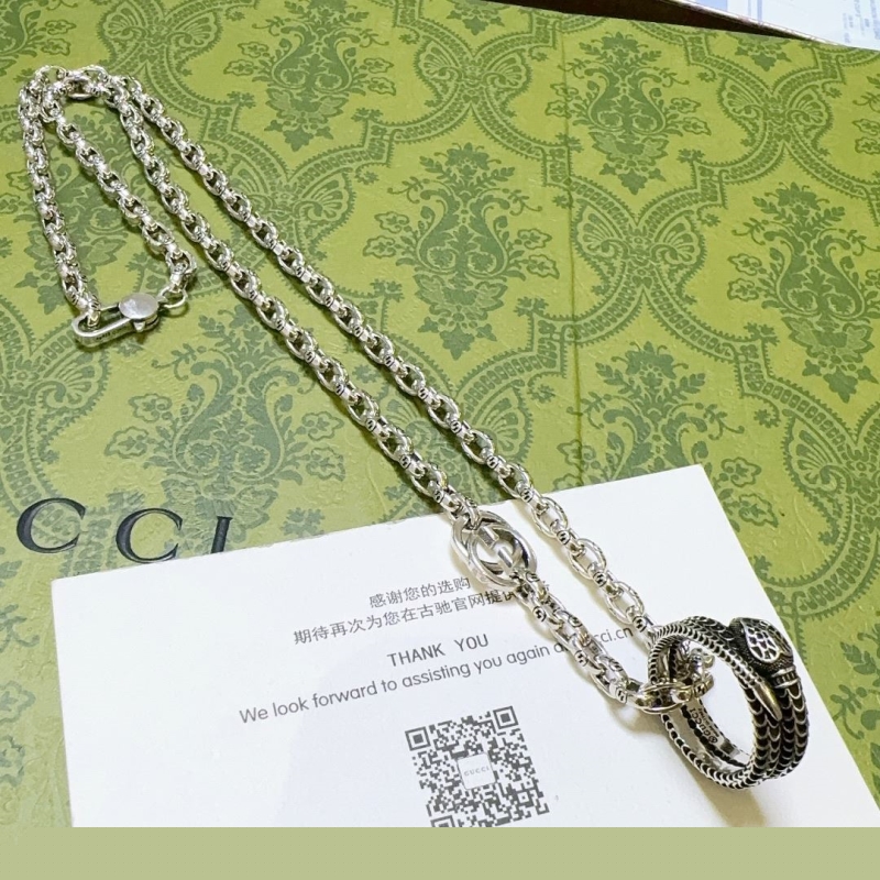 G*u*i necklaces